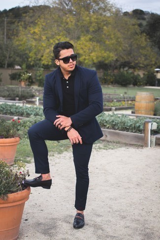 Как носить черную футболку-поло с синим костюмом