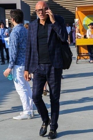 Как носить черную футболку-поло с синим костюмом