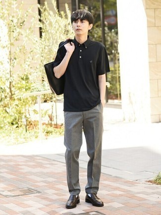 Как носить черную футболку-поло с коричневыми кожаными лоферами мужчине