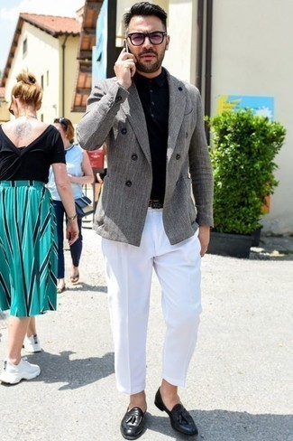 Какие двубортные пиджаки носить с черной футболкой-поло мужчине