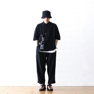 Какие сланцы носить с черной футболкой-поло мужчине