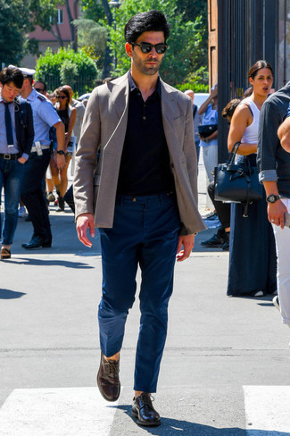 Как носить черную футболку-поло с серым пиджаком мужчине