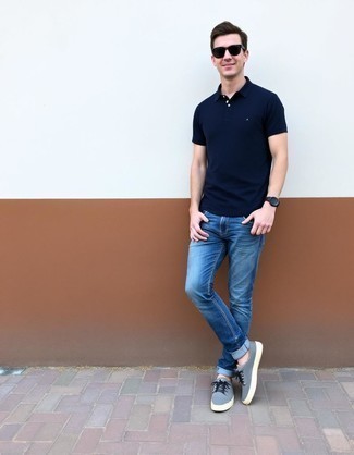 Как носить черную футболку-поло с серыми низкими кедами из плотной ткани мужчине