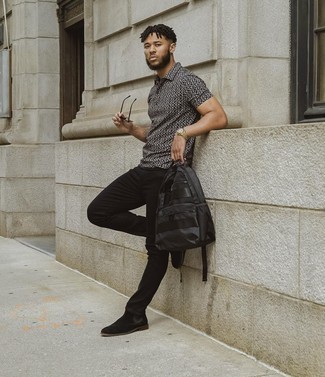 Какие джинсы носить с черной футболкой-поло мужчине