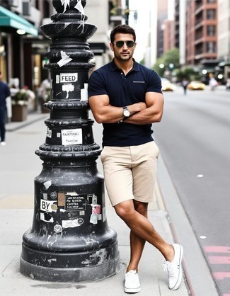 С чем носить черную футболку-поло мужчине