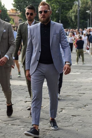 Как носить черную футболку-поло с голубым костюмом