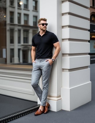 Какие лоферы носить с черной футболкой-поло мужчине