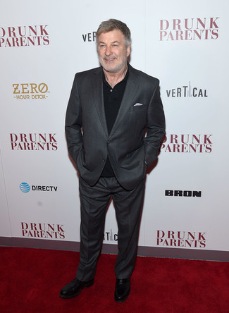 Какие лоферы носить с черной футболкой-поло мужчине