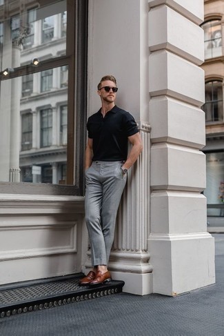 Какие лоферы носить с черной футболкой-поло мужчине