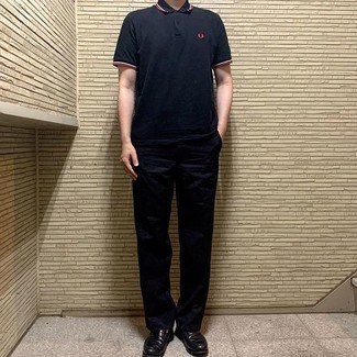 Какие лоферы носить с черной футболкой-поло мужчине