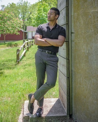 Какие лоферы носить с черной футболкой-поло мужчине