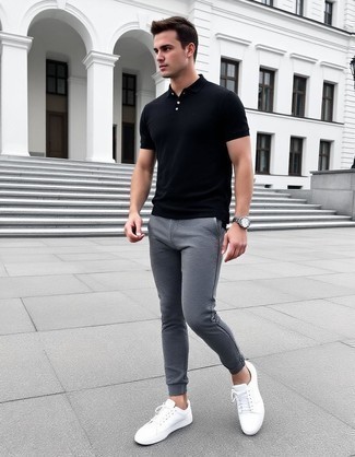 Какие низкие кеды носить с черной футболкой-поло мужчине