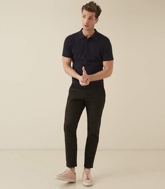 Какие низкие кеды носить с черной футболкой-поло мужчине