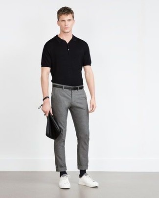 Какие низкие кеды носить с черной футболкой-поло мужчине