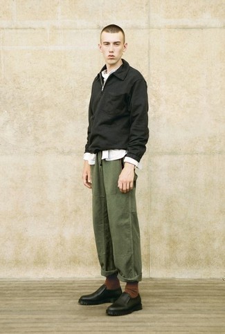 С чем носить черный свитер с воротником поло мужчине