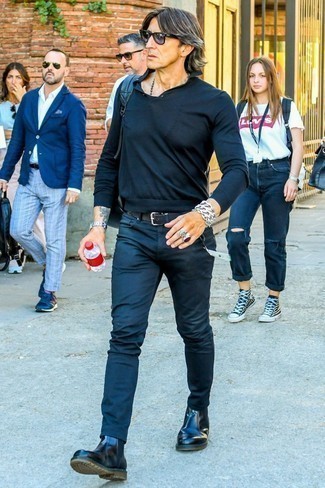 С чем носить черный свитер с воротником поло мужчине