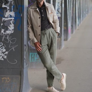 Как носить черную футболку-поло с оливковыми брюками чинос