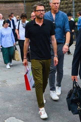 Как носить черную футболку-поло с оливковыми брюками чинос