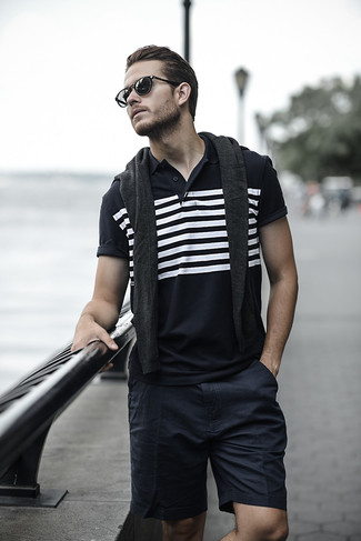 Какие шорты носить с черной футболкой-поло мужчине