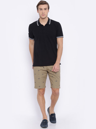 Какие шорты носить с черной футболкой-поло мужчине