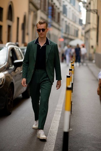 Какие костюмы носить с черной футболкой-поло