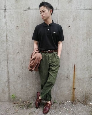 Как носить черную футболку-поло с светло-коричневым пиджаком мужчине