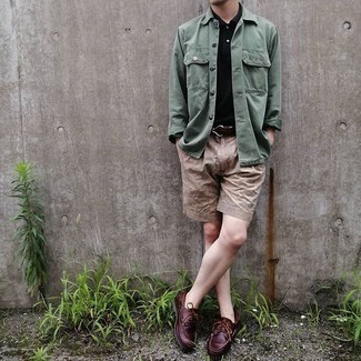 Как носить черную футболку-поло с светло-коричневыми шортами мужчине