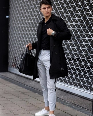 Какие плащи носить с черной футболкой-поло мужчине