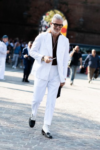 Как носить черную футболку-поло с белыми классическими брюками мужчине