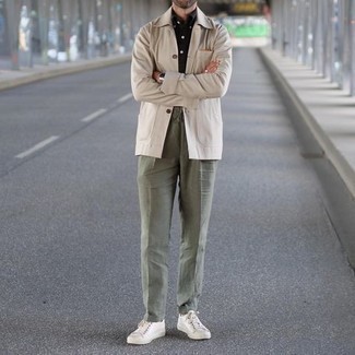 Как носить черную футболку-поло с белыми низкими кедами мужчине