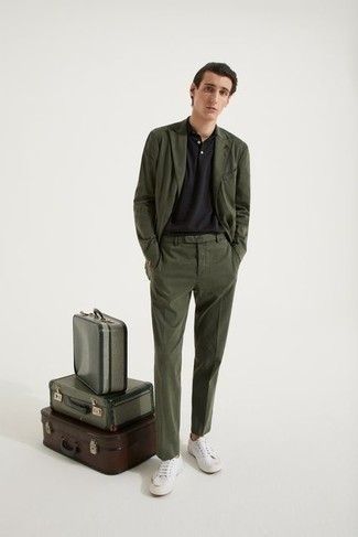 Как носить черную футболку-поло с белыми низкими кедами мужчине