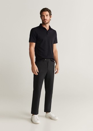 Как носить черную футболку-поло с белыми низкими кедами мужчине