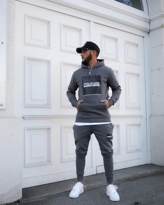 С чем носить черную бейсболку с принтом мужчине