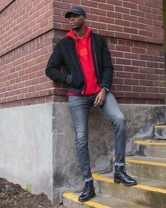 С чем носить черную бейсболку с принтом мужчине