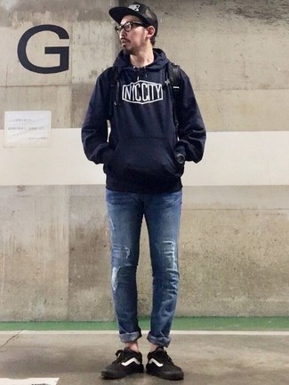 С чем носить черную бейсболку с принтом мужчине