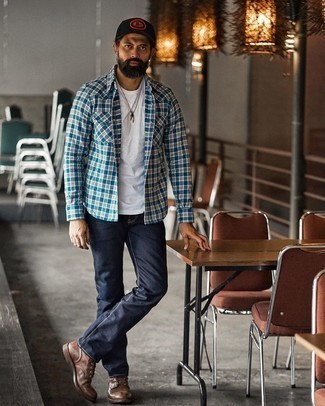 С чем носить черную бейсболку с принтом мужчине