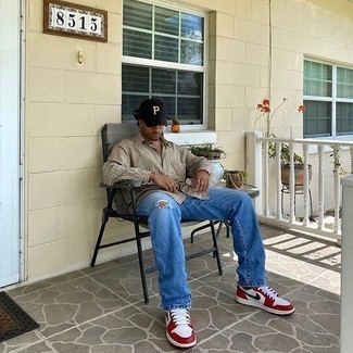 С чем носить черную бейсболку с принтом мужчине