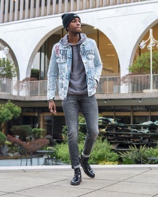 С чем носить черную шапку с принтом мужчине