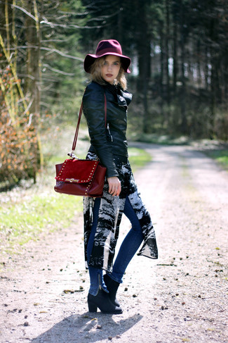 С чем носить черную блузку с принтом