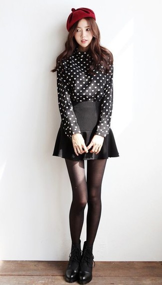 С чем носить черную блузку с принтом