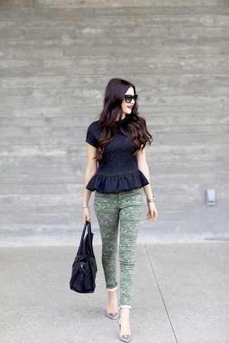 С чем носить черную блузку с принтом