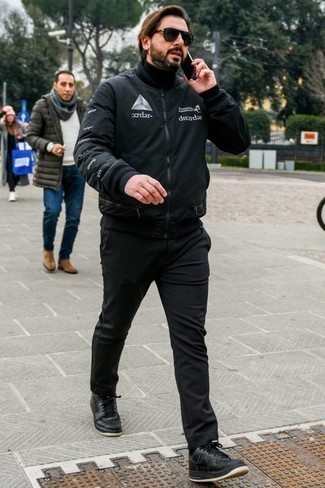 Как носить черный бомбер с принтом с черными брюками чинос