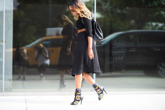 С чем носить черные ботинки с принтом женщине