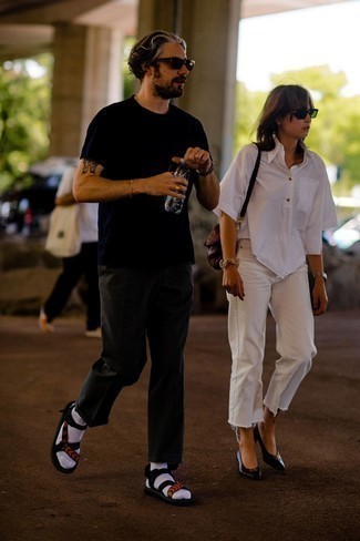 С чем носить черные сандалии из плотной ткани с принтом мужчине