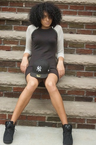 С чем носить черную бейсболку с принтом женщине