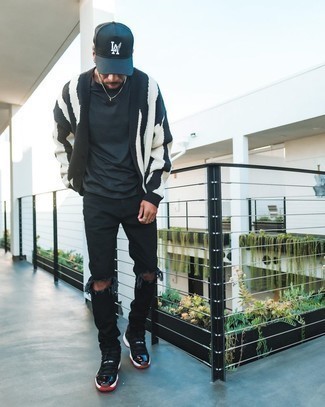 С чем носить черный кардиган с принтом мужчине