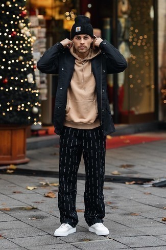 С чем носить черные брюки чинос с принтом