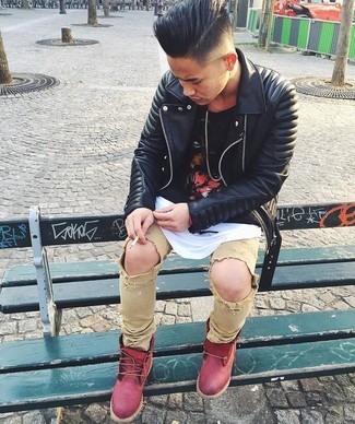 С чем носить черный свитер с круглым вырезом с принтом мужчине