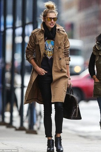 С чем носить черный свитер с круглым вырезом с принтом женщине