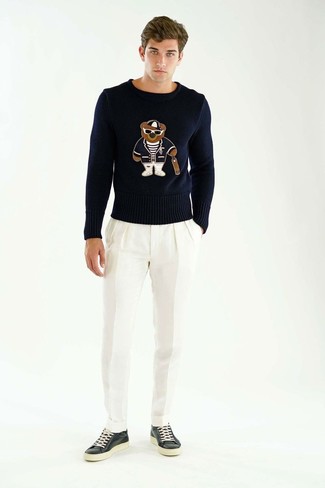 С чем носить черный свитер с круглым вырезом с принтом мужчине